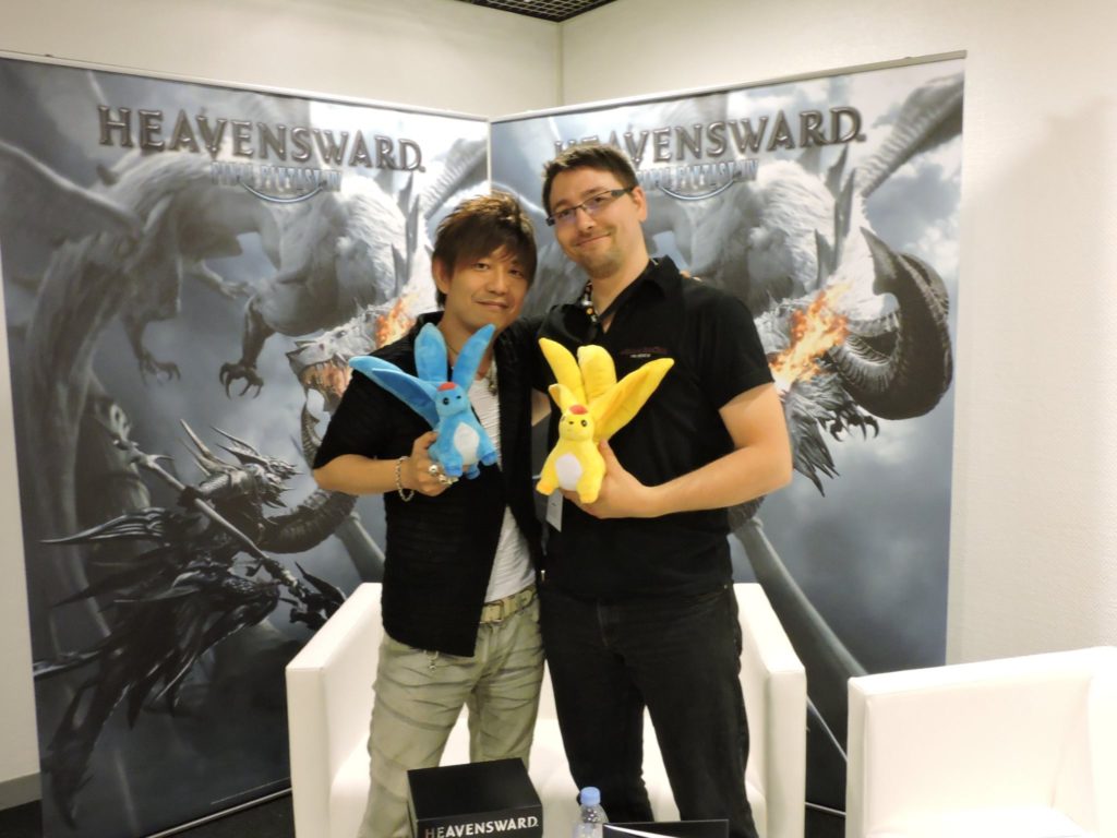 Naoki Yoshida et Ookami accompagnés par les peluches Carbuncle lors de l'interview a la Japan Expo 2015