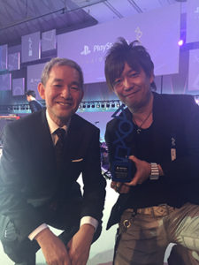 Naoki yoshida pose avec Atsuhi Morita, pr&eacute;sident de Sony Computer Entertainment Japan Asia